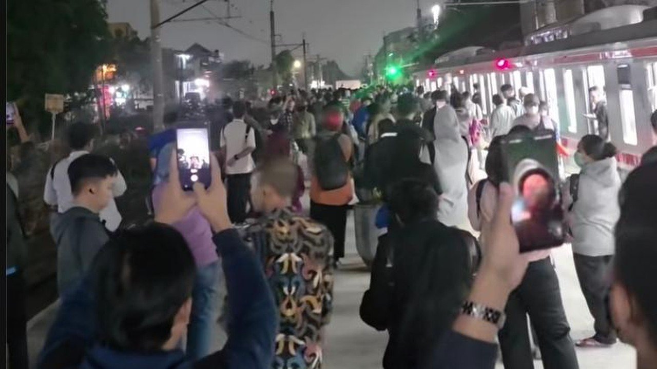 Truk Mogok di Bekasi Timur Ganggu Perjalanan KRL, Penumpang Sempat Turun