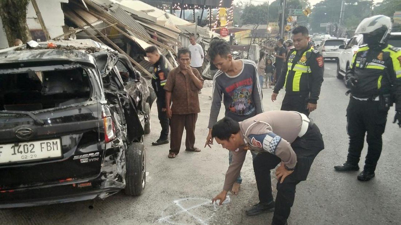 Truk Rem Blong Hantam Mobil dan Bangunan di Puncak Bogor