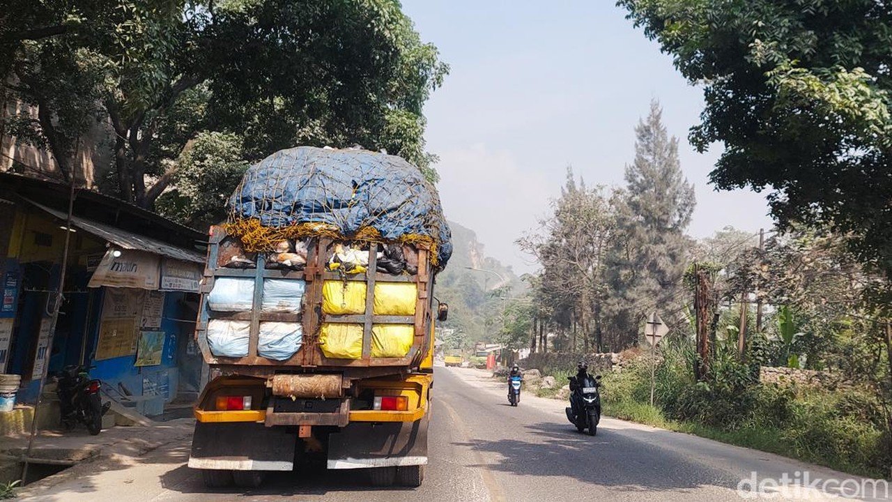 Truk Sampah Rusak Milik Pemkot Bogor Viral, Air Lindi Berceceran di Jalan