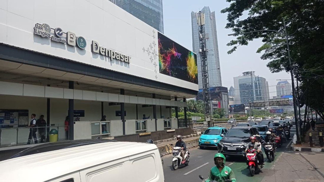 Truk Tabrak Pembatas Busway, Halte Transjakarta Denpasar Kembali Normal