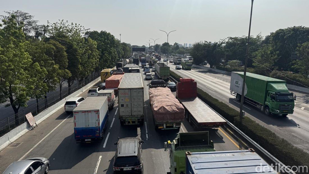 Truk Terguling di Tol JORR: Evakuasi Selesai, Lalin Masih Padat Merayap