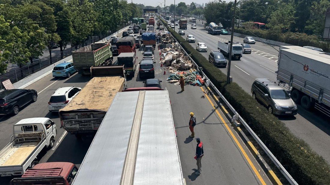 Truk Terguling di Tol JORR, Muatan Pecah Belah Sebabkan Kemacetan Panjang