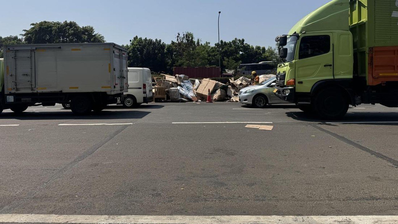 Truk Terguling di Tol JORR, Warga Sekitar Kaget Dengar Suara "Brak"