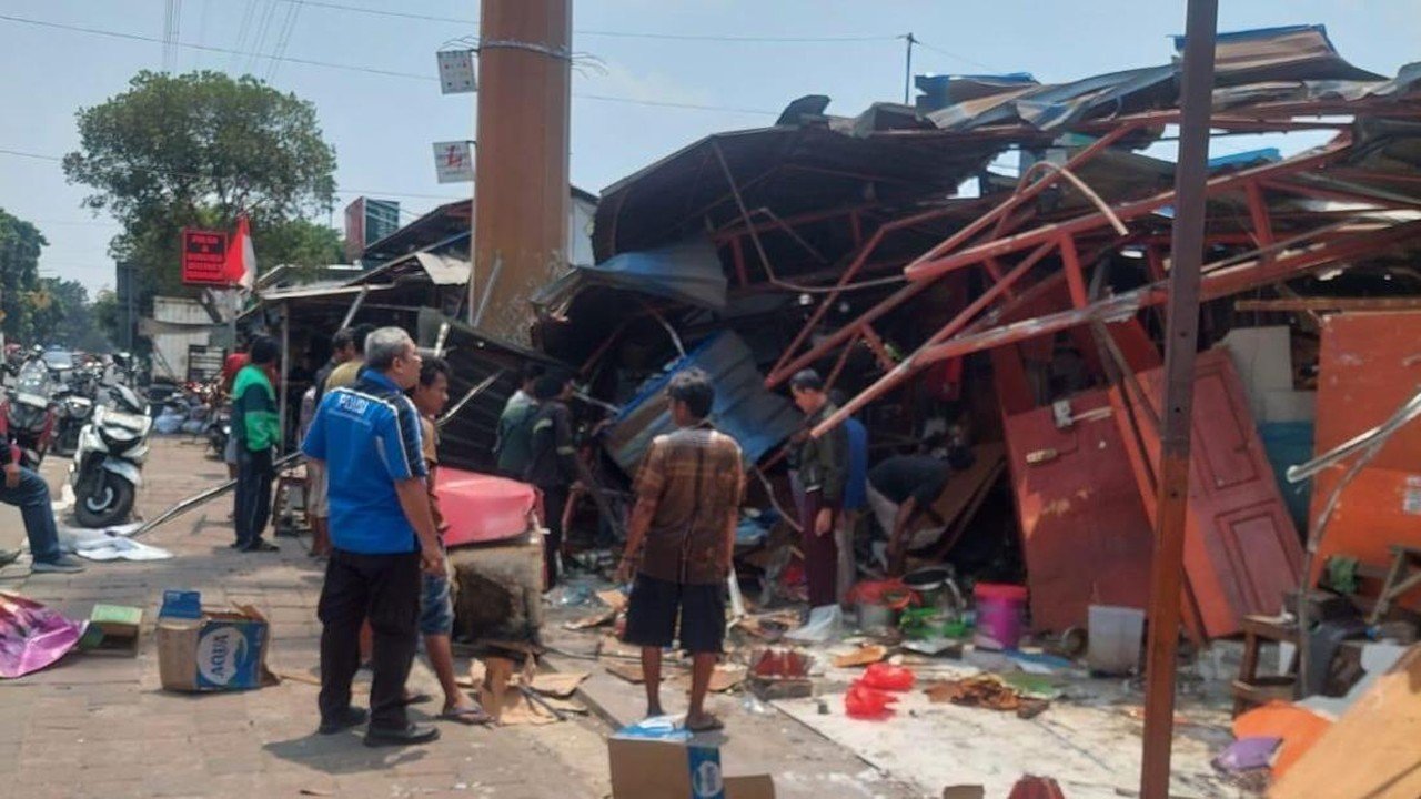 Truk Tronton Bermasalah Saat Diservis, Tabrak 5 Kios di Jatinegara