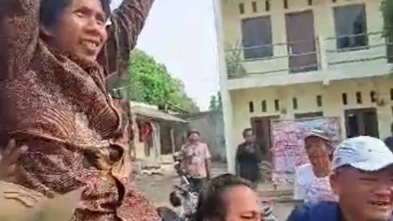 Tukang Sampah Raih Kemenangan Mengejutkan dalam Pilkades Bekasi, Ungguli Petahana Dua Periode