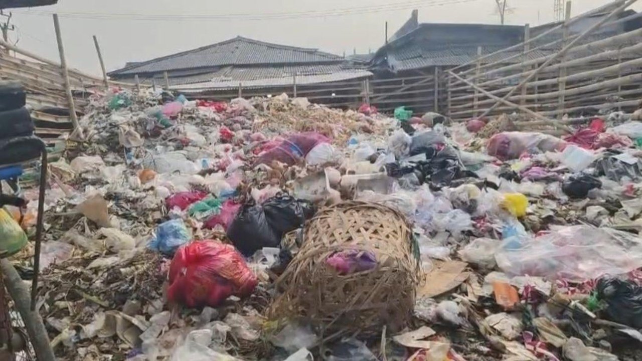 Tumpukan Sampah di Pasar Labuan Pandeglang Ganggu Pedagang dan Pembeli