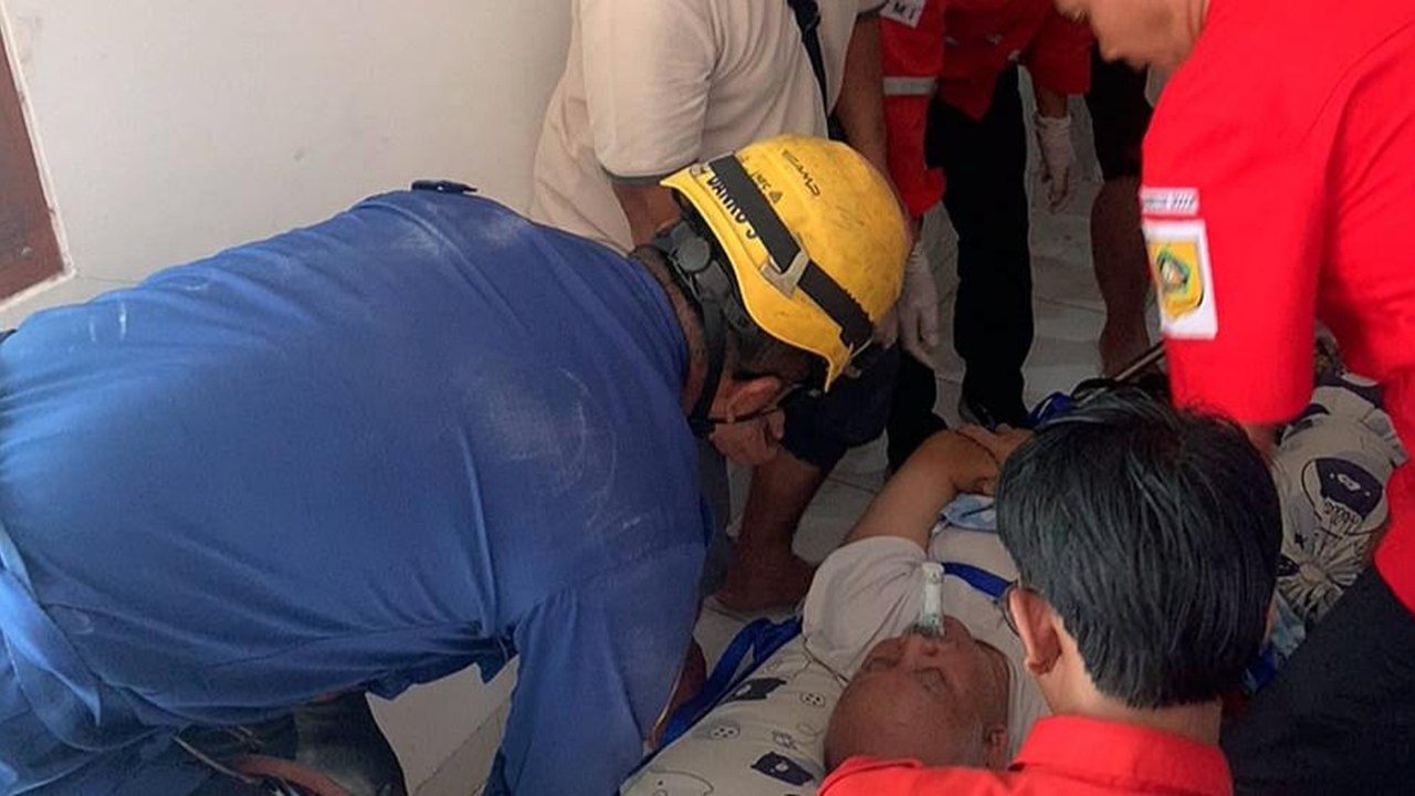 Warga Cibinong Bogor Patah Kaki Setelah Jatuh Saat Bersihkan AC, Damkar Turun Tangan