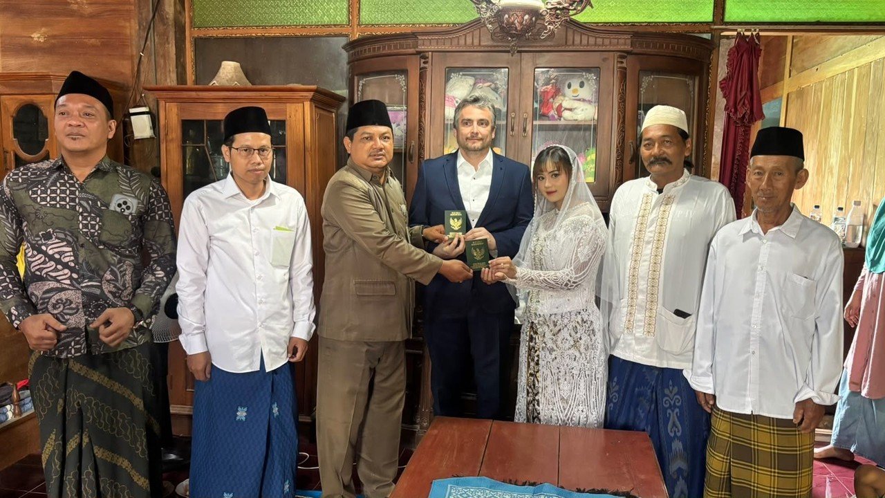 WNA Tiongkok dan Australia Puji Pelayanan Cepat KUA Sedan, Ikut Program Tanam Pohon