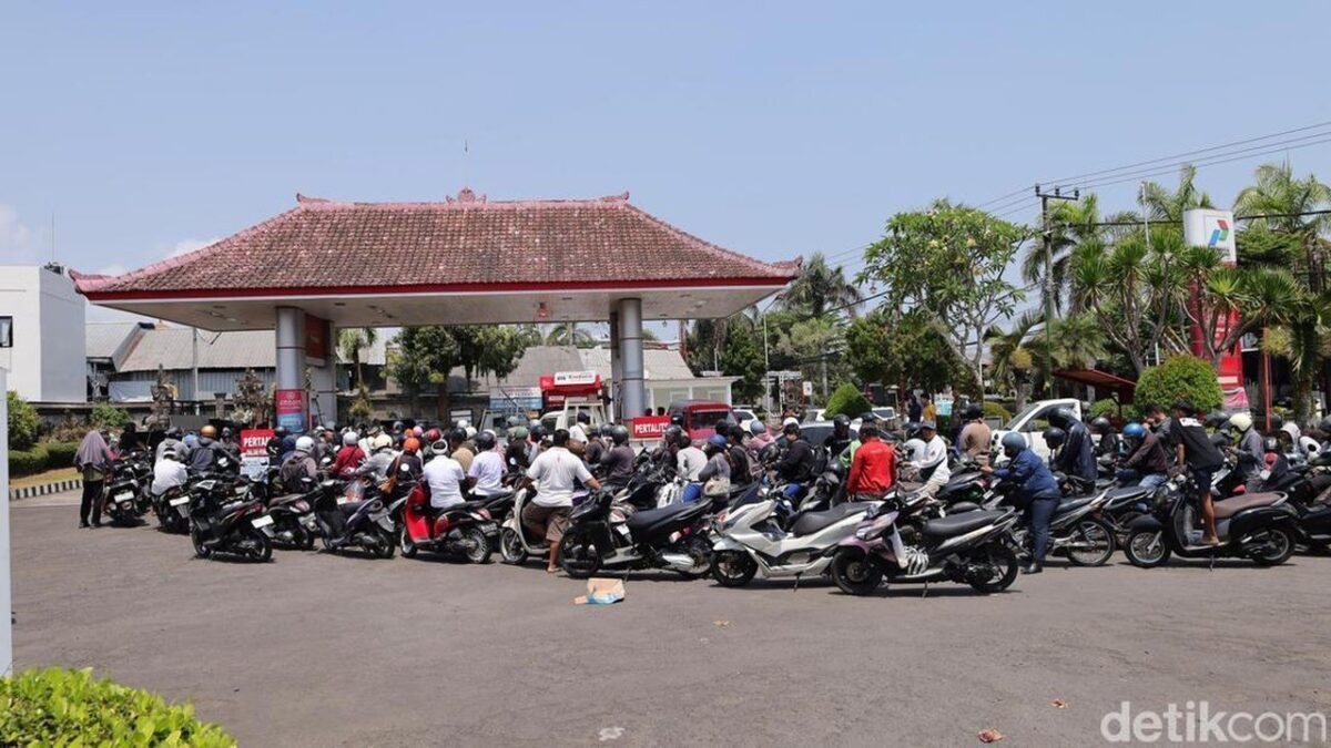 Bali Terapkan PJJ dan WFH Tiga Hari Akibat Antrean BBM Panjang