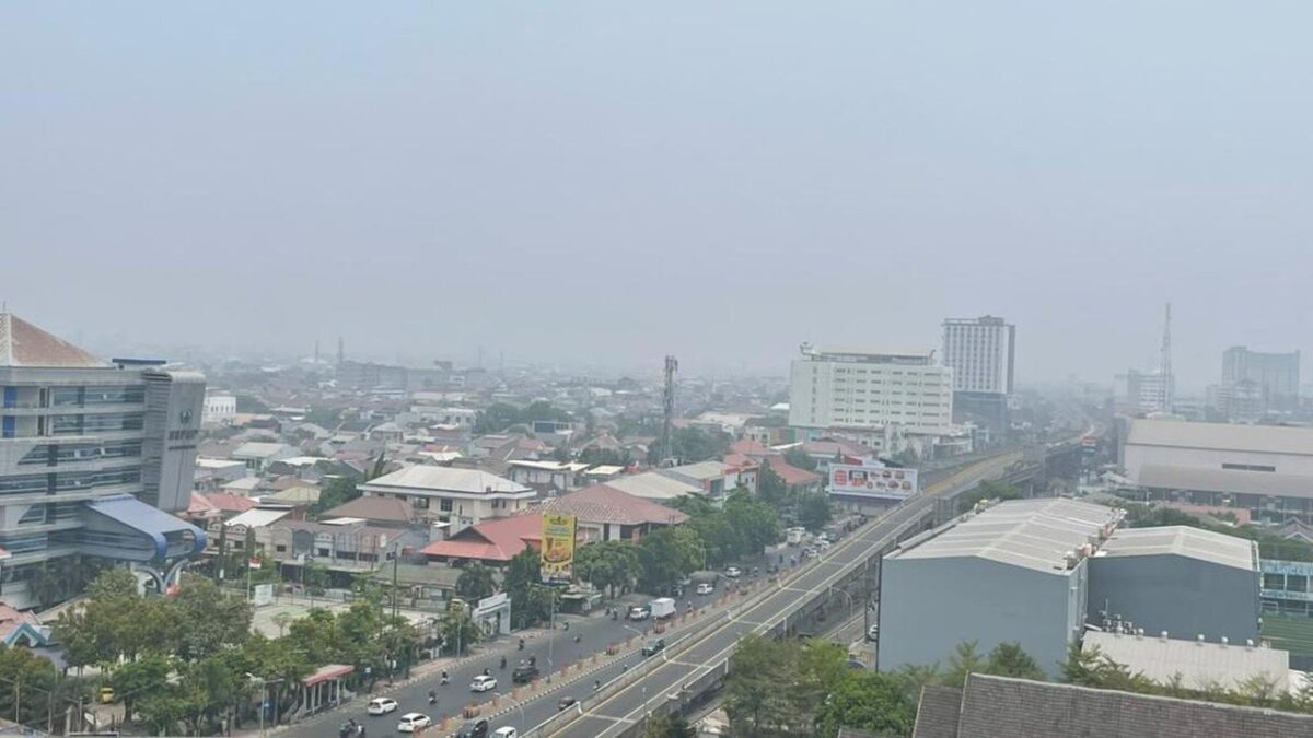 Kabut Asap Karhutla Ganggu Mahasiswa Unhas, Keluhkan Mata Perih dan Sesak Napas